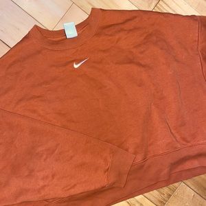Cropped Nike Crewneck
